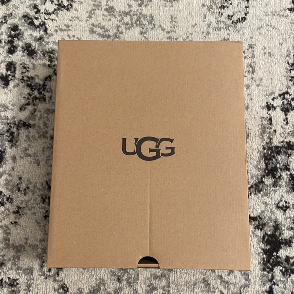 UGG Kids’ Classic II Glitz Bootie in Wild Berry, Big Girl sz 5 - Picture 7 of 10